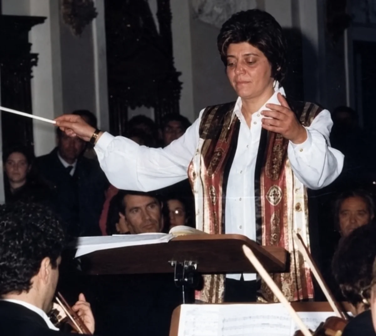 Antonella Barbarossa mentre dirige un'orchestra