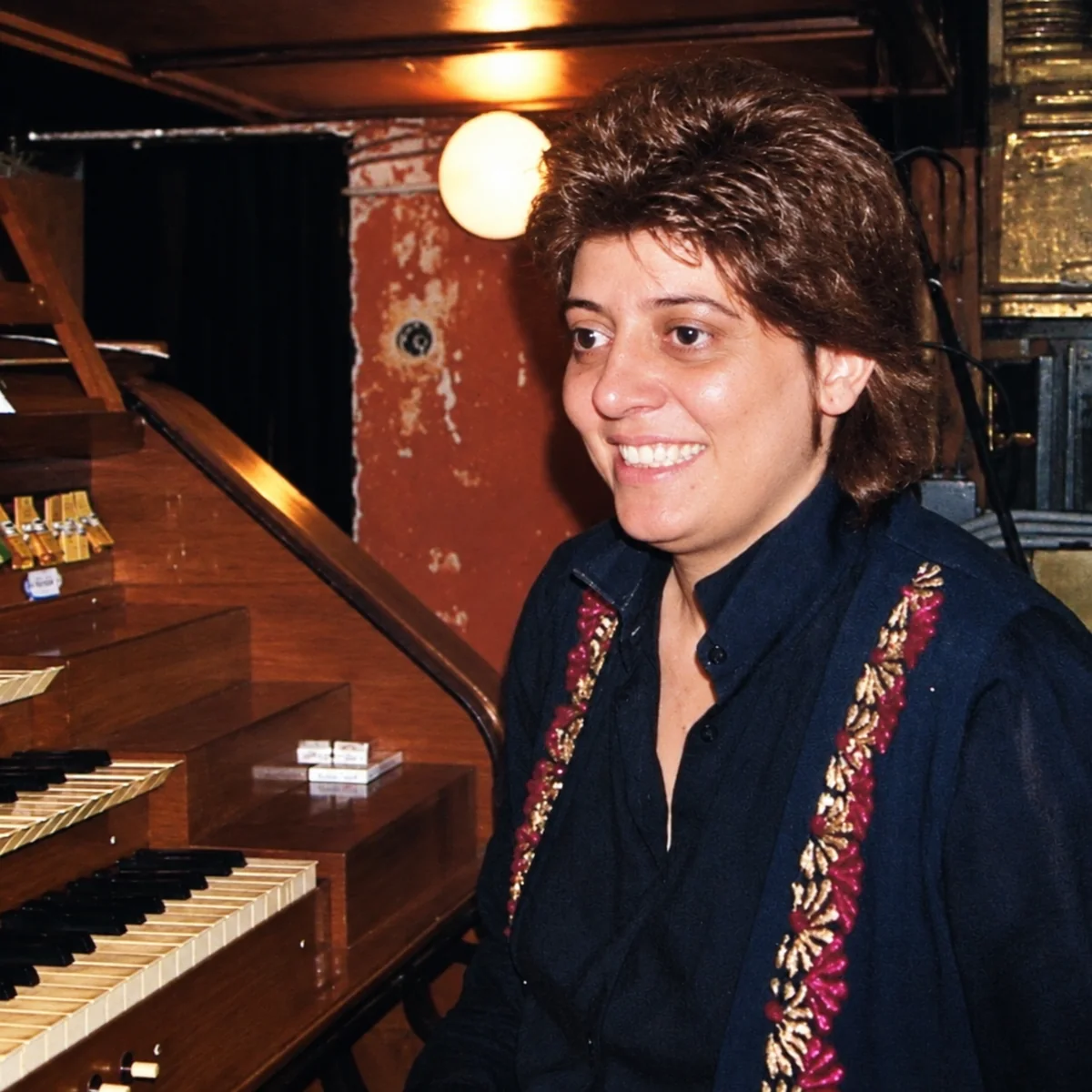 Antonella Barbarossa accanto all'organo